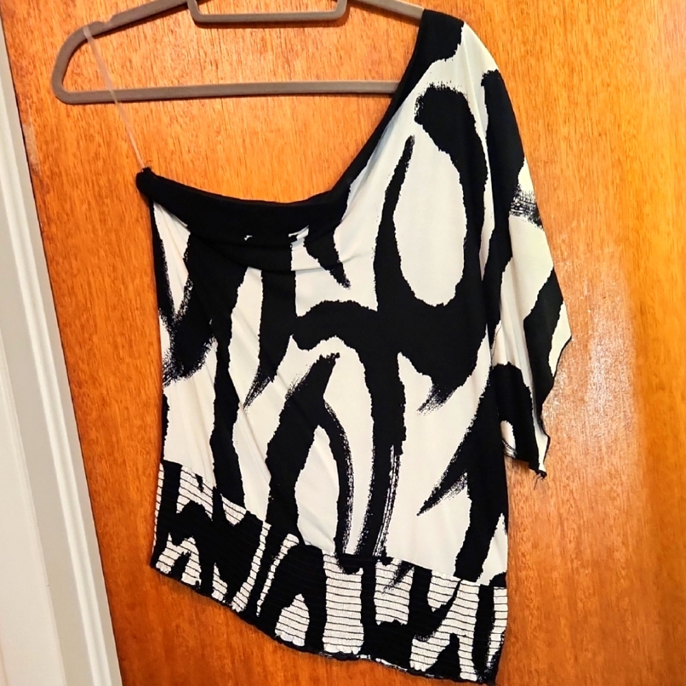 Stylish Black and White Women's Top One Shoulder